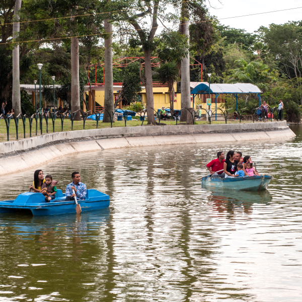 Laguna artificial con botes